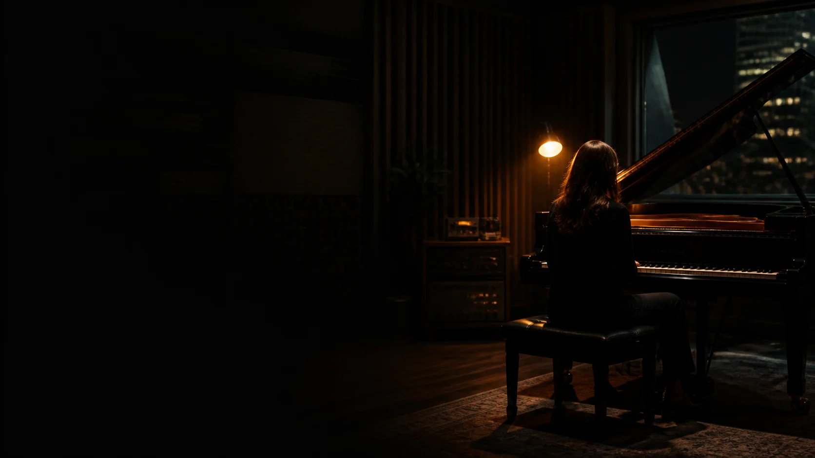 Compositrice assise devant un piano à queue dans un studio d’enregistrement